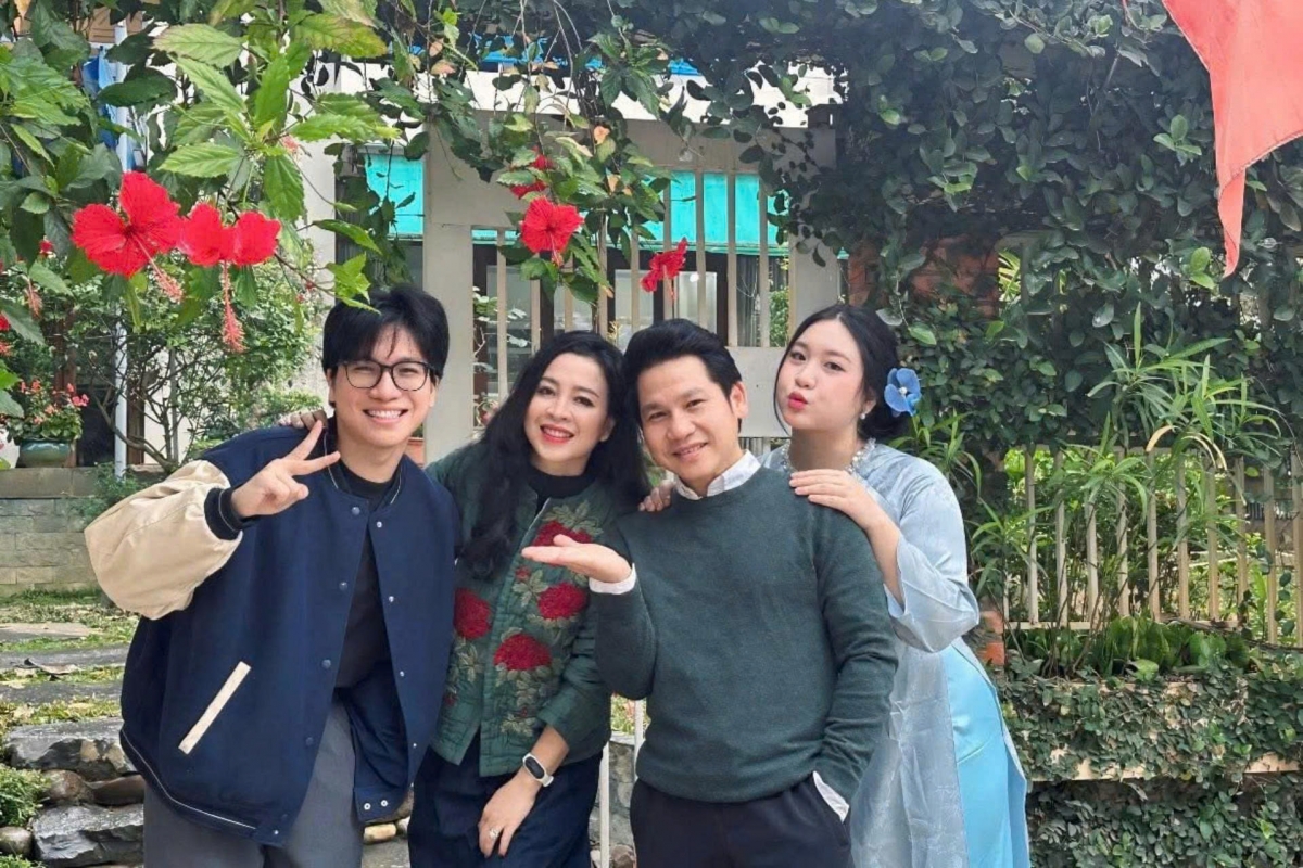 Gia đình ca sĩ Trọng Tấn rạng rỡ lưu lại khoảnh khắc trước nhà. "Sân khấu lớn nhất vẫn là mái nhà thân yêu", anh chia sẻ.