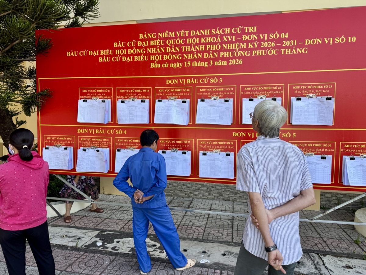 Niêm yết danh sách cử tri tại phường Phước Thắng.