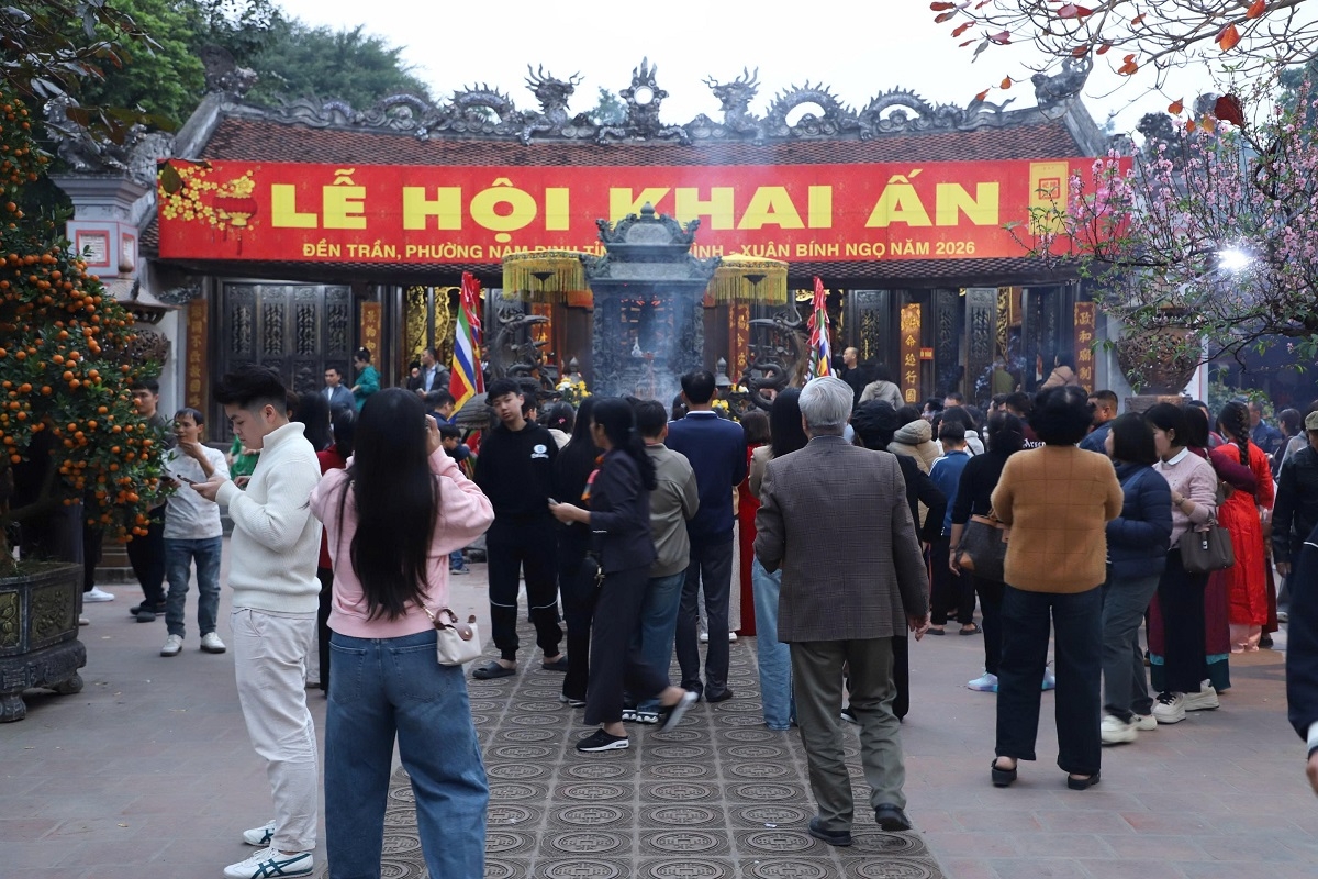 Đền Trần (Trần Miếu) tọa lạc trên đường Trần Thừa, phường Nam Định, tỉnh Ninh Bình (trước thuộc phường Lộc Vượng, TP Nam Định, tỉnh Nam Định cũ), là nơi thờ các vua triều Trần và những quan lại có công phù tá nhà Trần. Di tích được xây dựng năm 1695 trên nền Thái miếu cũ của triều Trần, vốn bị quân Minh phá hủy vào thế kỷ XV.