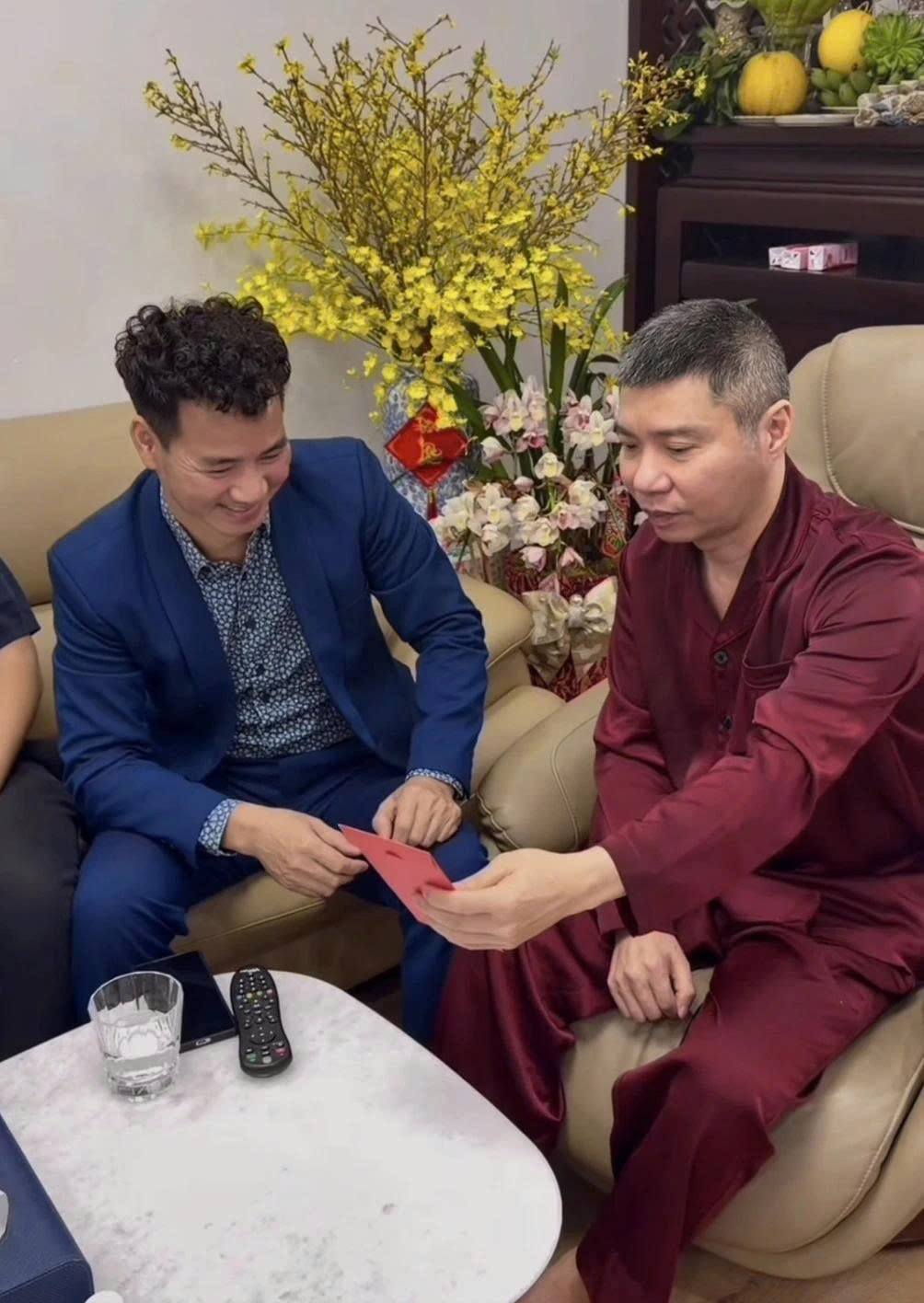 Ngọc Hà - vợ NSND Công Lý - chia sẻ video NSND Xuân Bắc tới thăm nhà trong dịp Tết Nguyên đán. Hai nghệ sĩ thân thiết gần 3 thập kỷ và đồng hành trong suốt chặng đường sự nghiệp. Theo Ngọc Hà, nghệ sĩ Xuân Bắc thường hay tới nhà thăm hỏi, trò chuyện với Công Lý vào mỗi dịp lễ, tết.