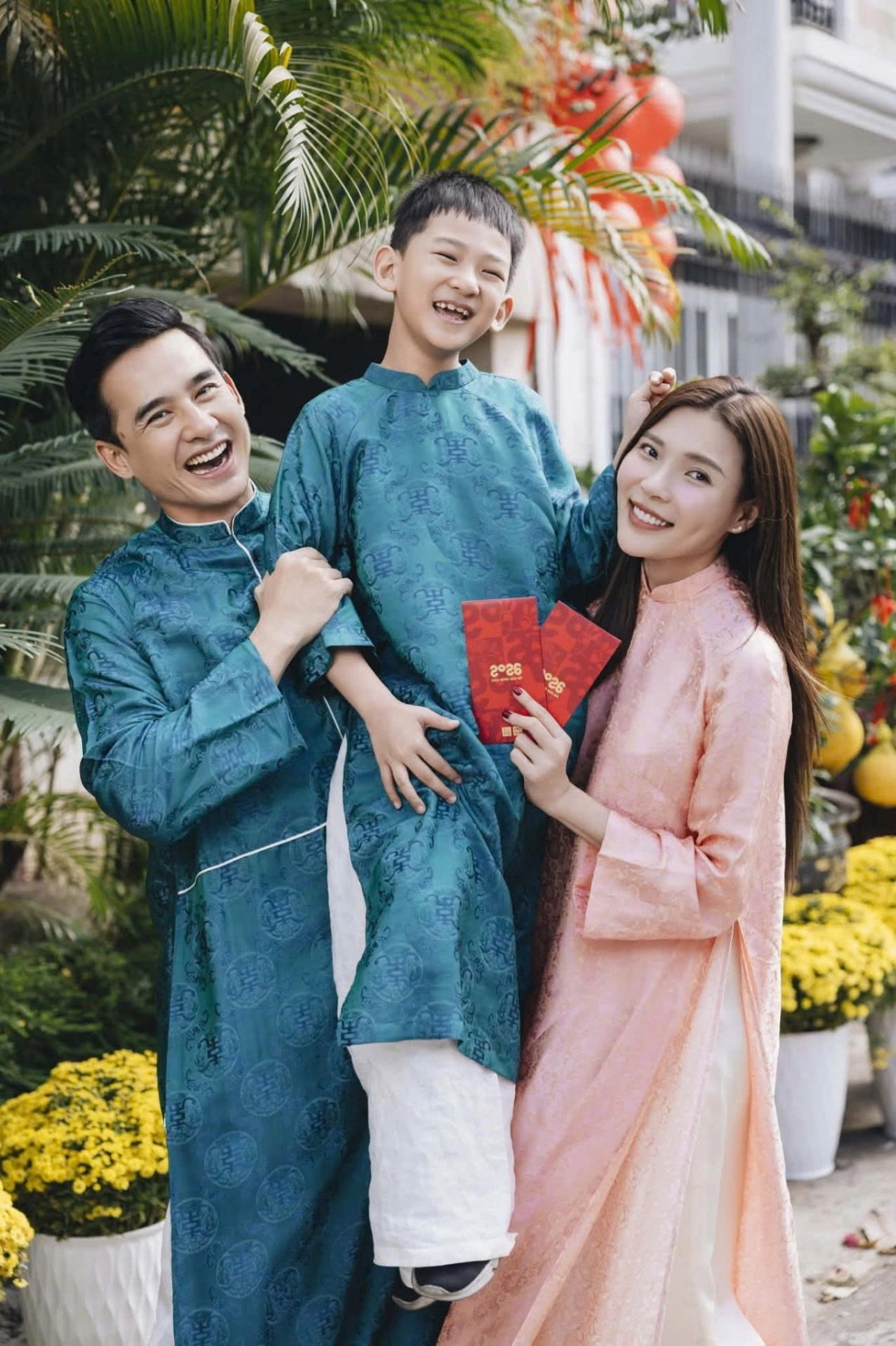 Vợ chồng diễn viên Lương Thế Thành - Thúy Diễm đưa con trai du xuân.