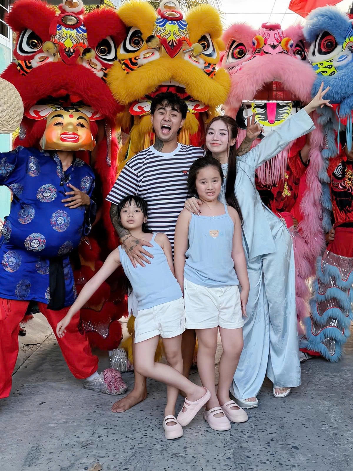 Đạt G tạo dáng nhí nhố chụp ảnh với Cindy Lư cùng hai con gái.