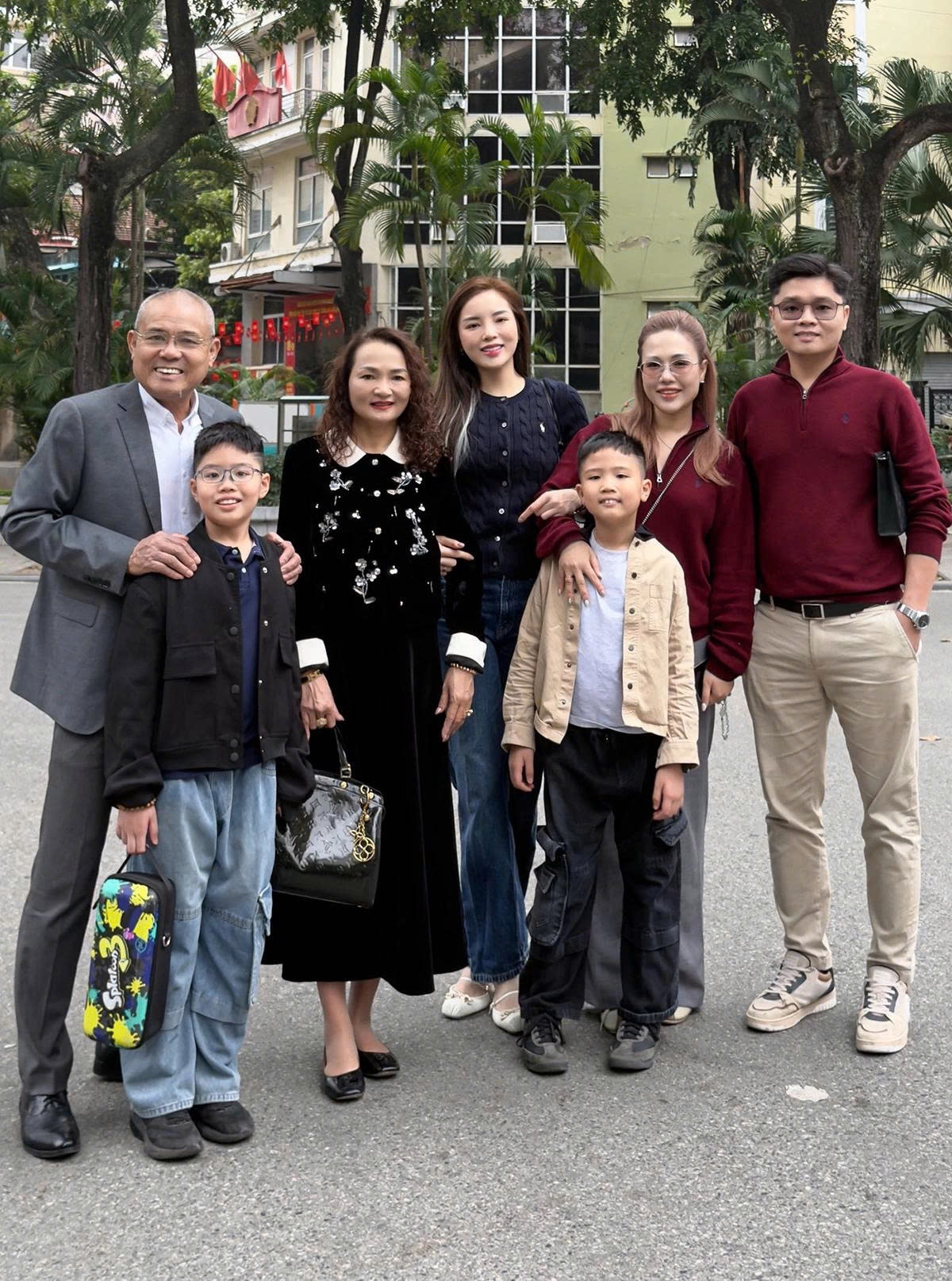 Hoa hậu Kỳ Duyên khoe ảnh ra Bắc ăn Tết, chơi xuân với bố mẹ, anh chị và các cháu.