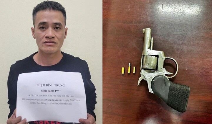 Phạm Đình Trung cùng tang vật là khẩu súng. (Ảnh: Công an Bắc Ninh).