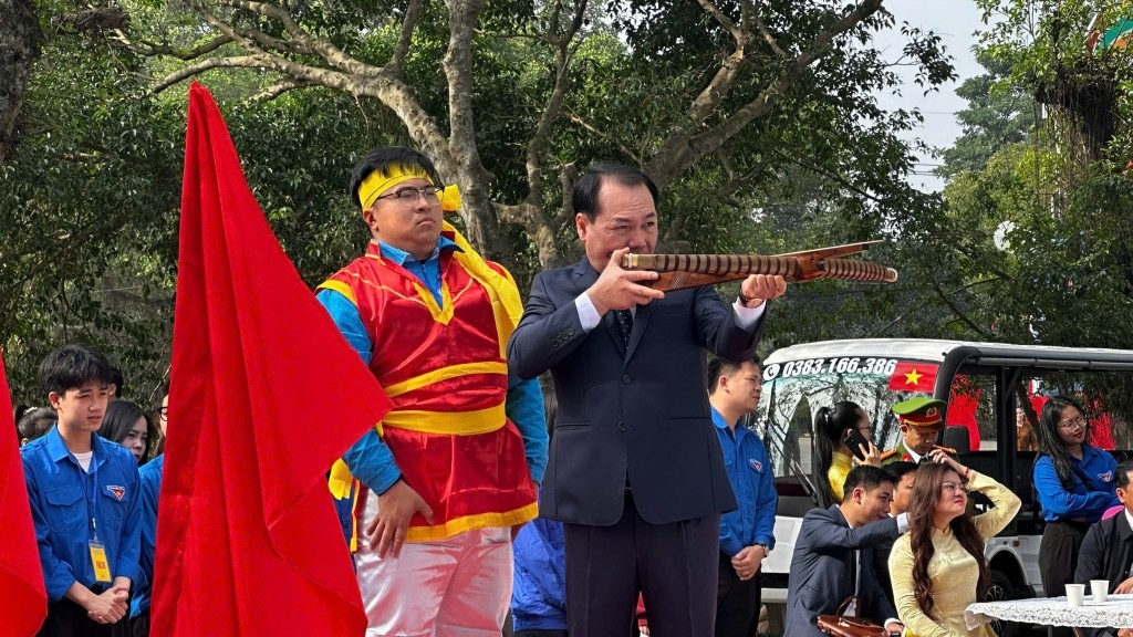 Bí thư Đảng uỷ - Chủ tịch HĐND xã Đông Anh Nguyễn Anh Dũng tham gia bắn nỏ (Ảnh: Thái Sơn)