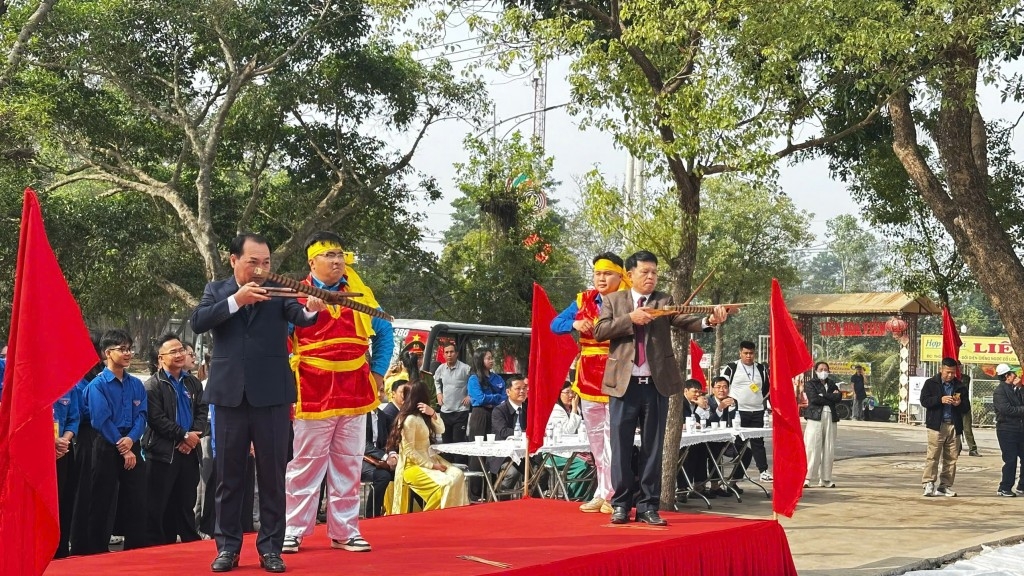 Lãnh đạo xã Đông Anh khai mạc Hội thi bắn nỏ (Ảnh: Thái Sơn)