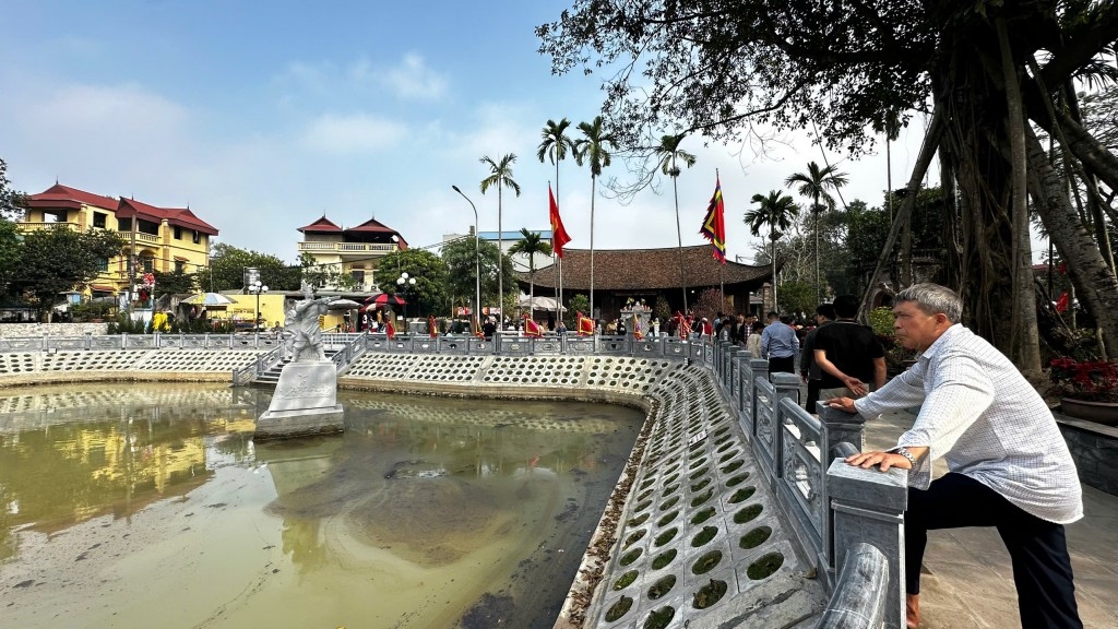 Bức tượng Thần Cao Lỗ, người chế tạo nỏ thần tại khu vực Điếm Xóm Chùa nằm trong khuôn viên di tích Cổ Loa (Ảnh: Thái Sơn)