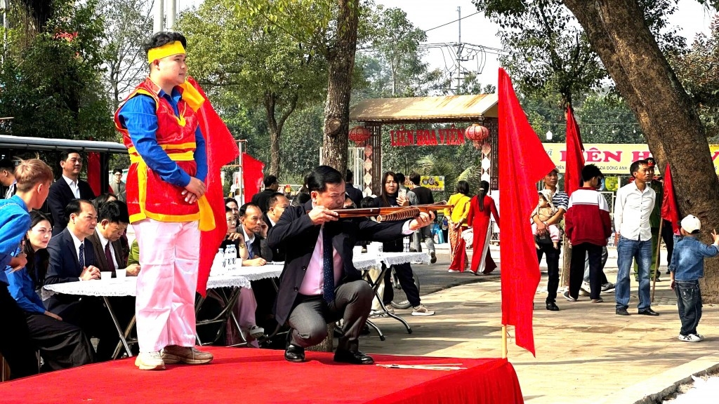 Đồng chí Nguyễn Văn Thiềng - Phó Bí thư Đảng ủy, Chủ tịch UBND xã Đông Anh tham gia Hội thi bắn nỏ truyền thống (Ảnh: Thái Sơn)