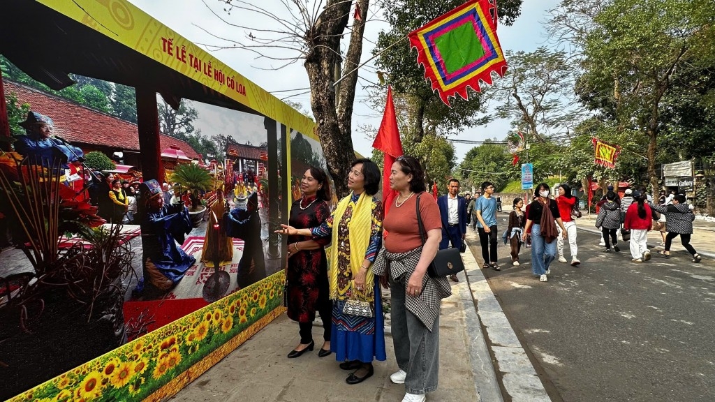Bà Mai Kim Bích (Hoàn Kiếm, Hà Nội) cùng người thân tham quan khu trưng bày ảnh tại lễ hội (Ảnh: Thái Sơn)