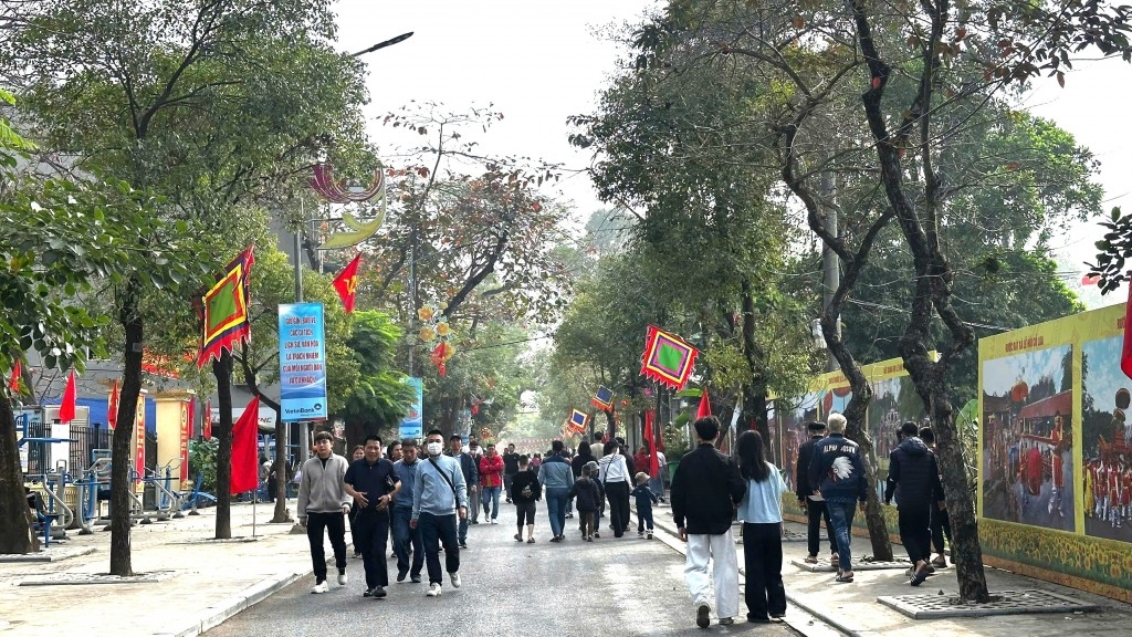 Người dân nô nức kéo về Lễ hội Cổ Loa 2026 (Ảnh: Thái Sơn)