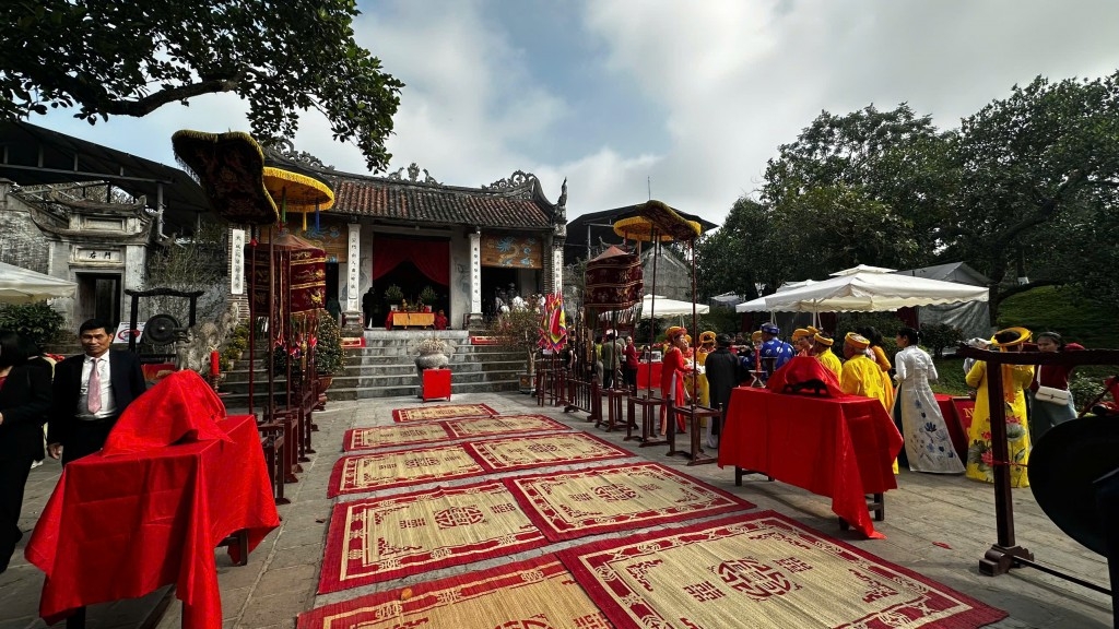 Người dân tấp nập về dâng hương tại Đền Thượng (Ảnh:Thái Sơn)