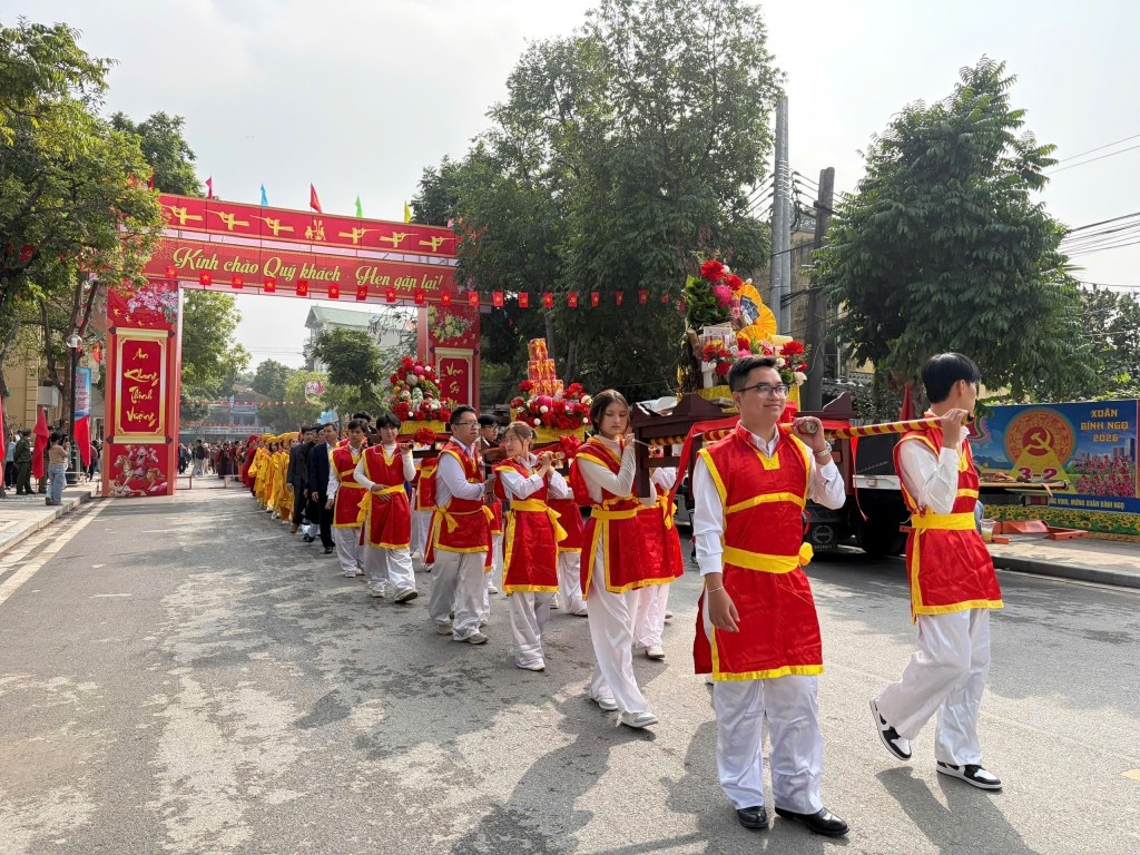 Lễ dâng hương của người dân thôn Vàng lên Đức vua An Dương Vương diễn ra vào sáng nay (Ảnh: Thái Sơn)