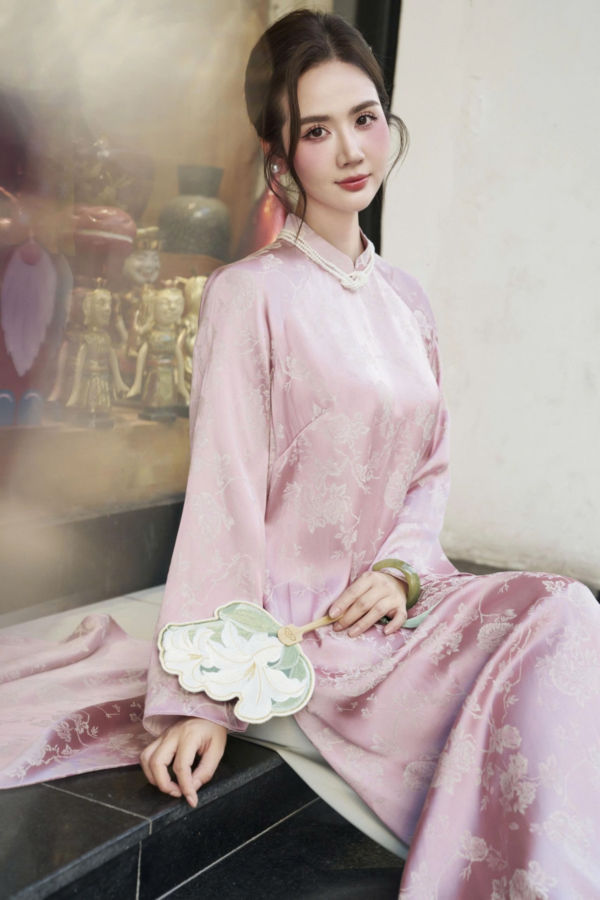 Nữ diễn viên cũng bày tỏ mong muốn ngày càng nhiều người lựa chọn áo dài trong dịp Tết để góp phần lan tỏa hình ảnh mùa xuân Việt Nam ý nghĩa và đậm đà truyền thống.