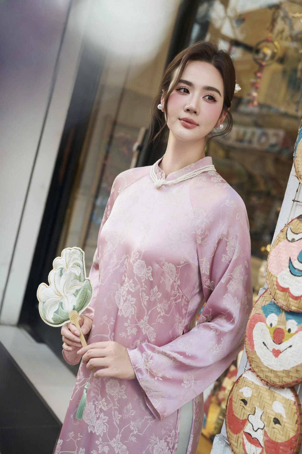 Cô nhanh chóng bắt nhịp với xu hướng này bởi tin rằng việc lựa chọn áo dài không chỉ là cách làm đẹp mà còn thể hiện sự trân trọng đối với bản sắc văn hóa dân tộc.