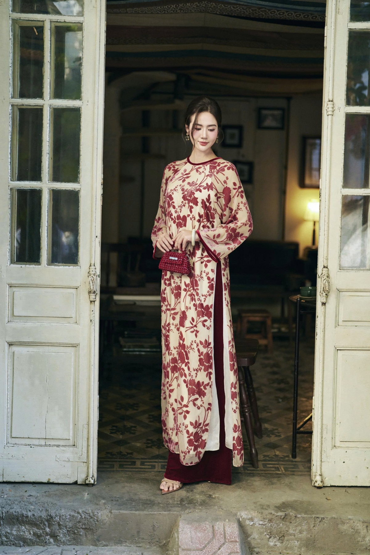 Trong những ngày đầu năm, Phan Minh Huyền lựa chọn áo dài làm trang phục chính khi đi chúc Tết, du xuân. Nữ diễn viên cho biết cô đã sắm cho mình nhiều bộ áo dài ưng ý. Với cô, áo dài không chỉ tôn lên vẻ nữ tính, dịu dàng mà còn mang giá trị văn hóa truyền thống, góp phần làm nên nét đẹp đặc trưng của Tết Việt.