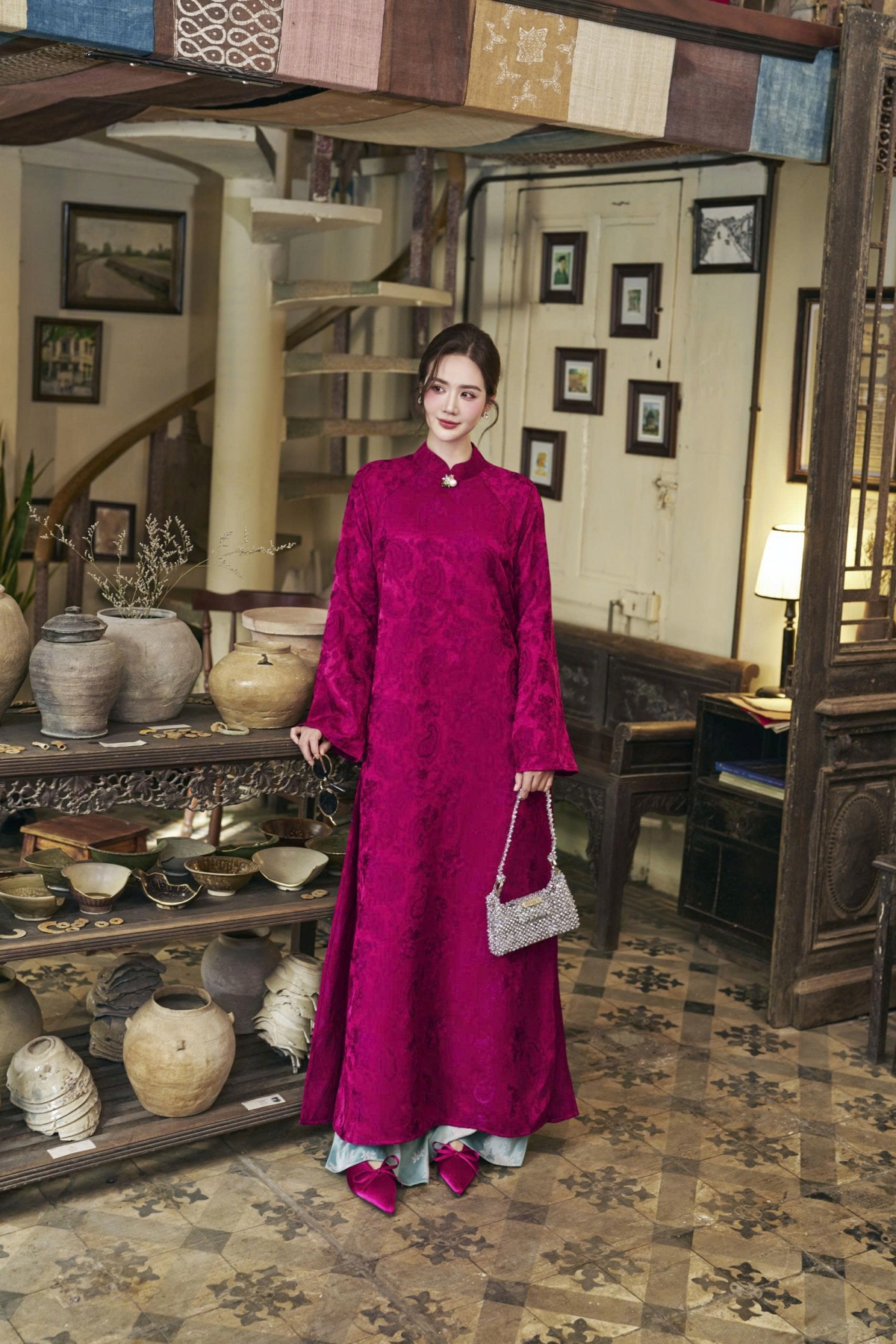 Nữ diễn viên cho biết Tết năm nay trở nên “nhàn” hơn khi con trai đã lớn và có thể phụ giúp mẹ dọn dẹp, chăm sóc nhà cửa. Với cô, việc bé Nem ngày càng chững chạc, biết đỡ đần mẹ là niềm hạnh phúc giản dị nhưng vô cùng ý nghĩa.