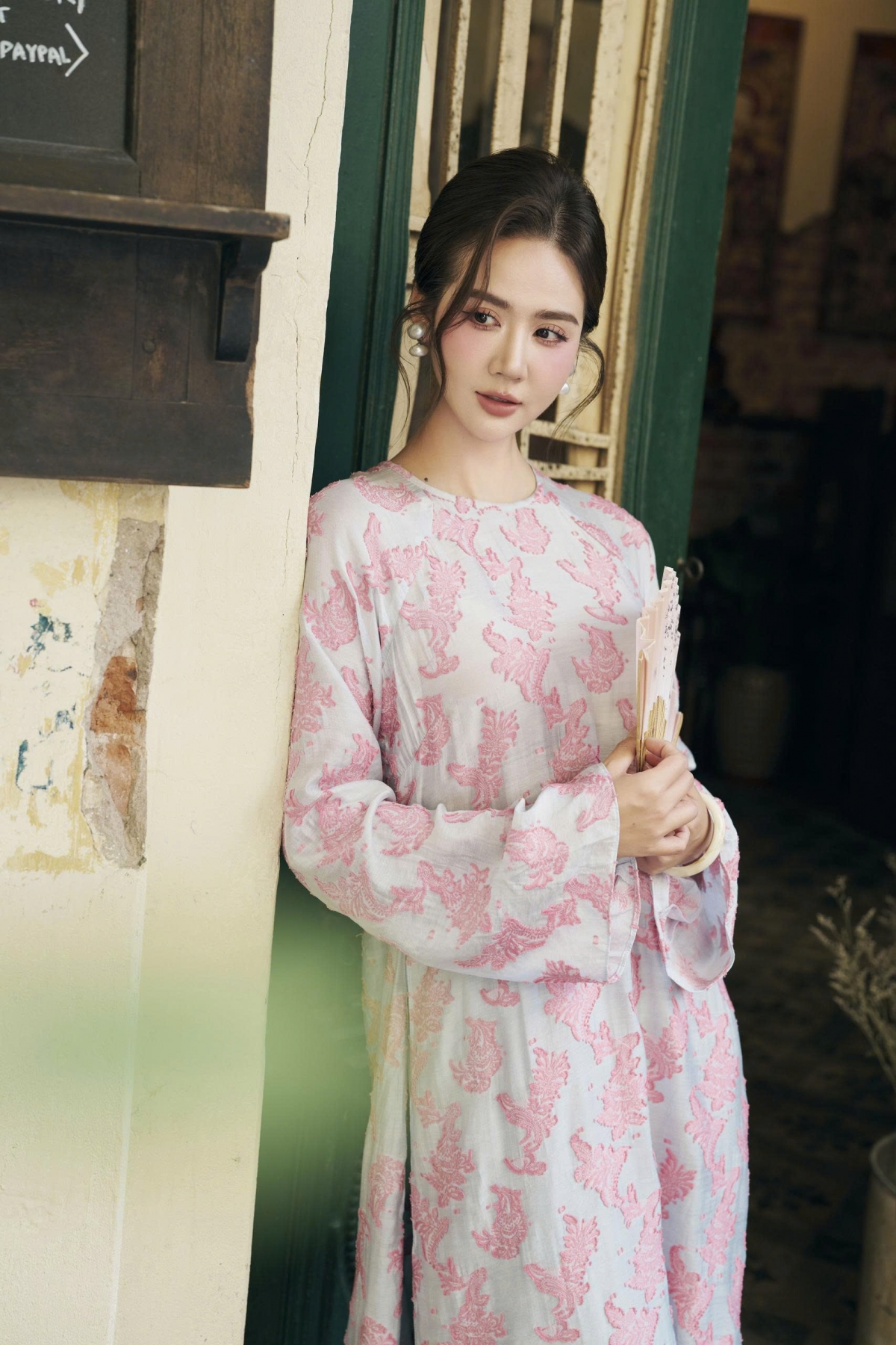 Do bận rộn với công việc sau hiệu ứng tích cực từ vai diễn, Phan Minh Huyền không có quá nhiều thời gian chuẩn bị, sắm sửa cho gia đình như mọi năm. Tuy vậy, cô vẫn kịp mang về một cành đào rừng để điểm tô không gian sống, tạo nên sắc xuân ấm áp trong nhà.