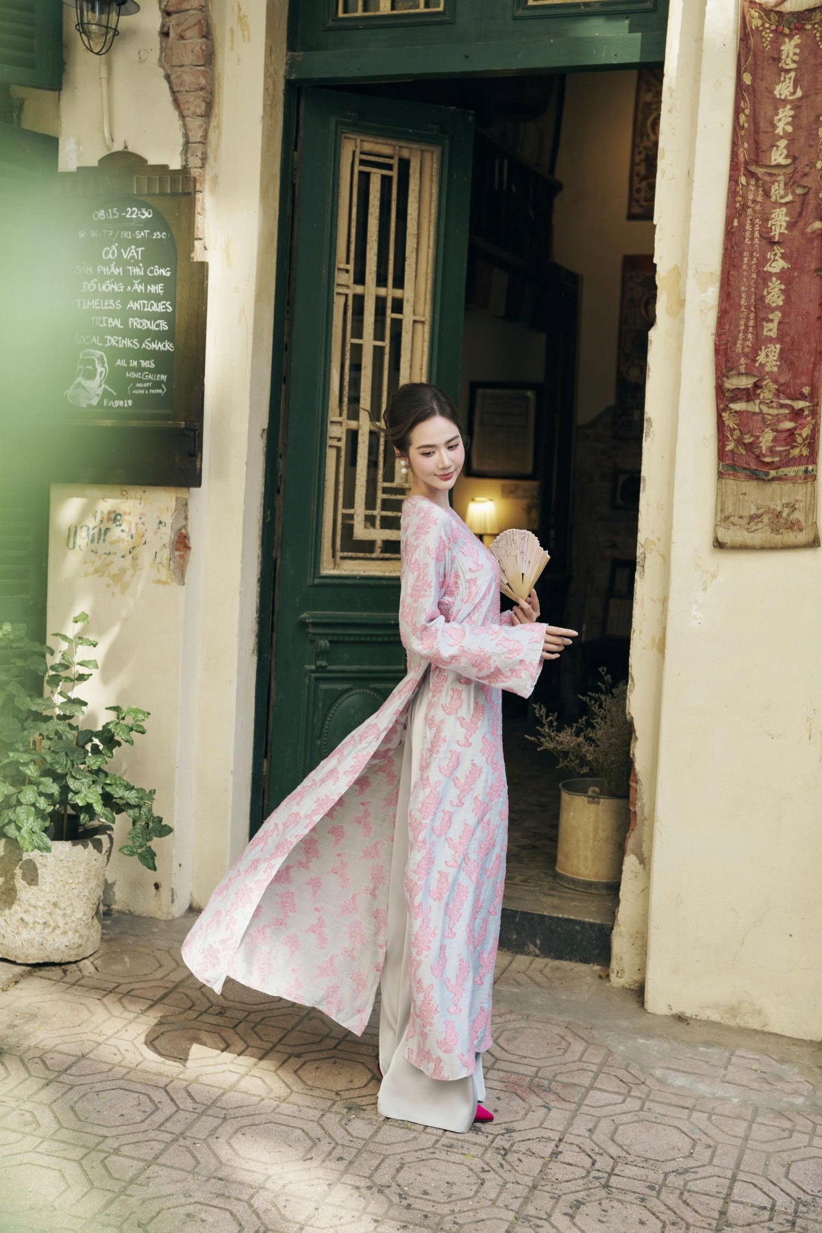 Thành công của bộ phim giúp cô được khán giả nhận diện rộng rãi hơn, đồng thời nhận thêm nhiều lời mời làm việc dịp cuối năm. Lịch trình dày đặc khiến nữ diễn viên chỉ thực sự được nghỉ ngơi khi đã cận kề Tết.