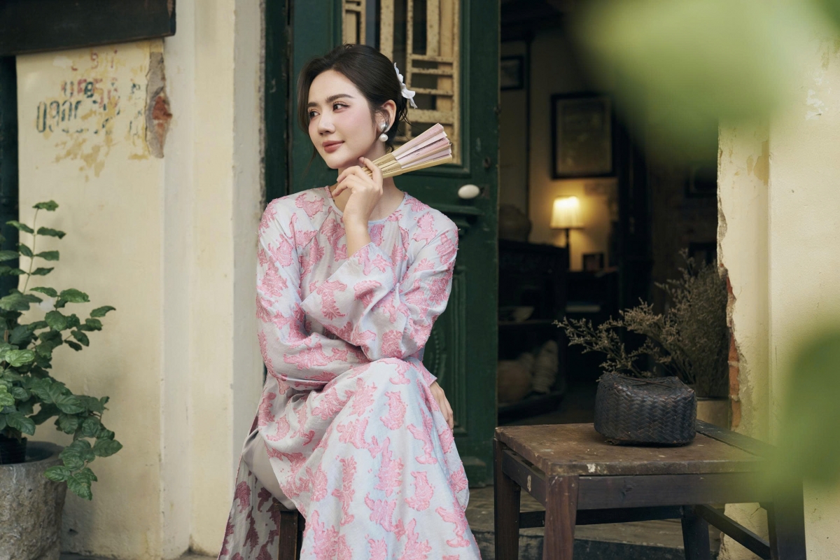 Sau một năm hoạt động nghệ thuật sôi nổi với nhiều dấu ấn, đặc biệt là vai Ngân trong bộ phim truyền hình “Cách em 1 milimet”, Phan Minh Huyền bước qua những ngày đầu năm mới với tâm thế nhẹ nhàng và nhiều niềm vui.