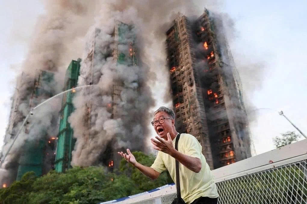 Phản ứng của một người đàn ông khi đám cháy bùng phát tại các tòa chung cư Hong Kong ngày 26/11. (Ảnh: Reuters)