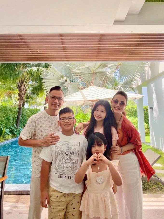 Hoa hậu Jennifer Phạm và ông xã - doanh nhân Đức Hải - cùng các con và gia đình bên nội đón Tết, du xuân ở một resort ven biển Hồ Tràm.