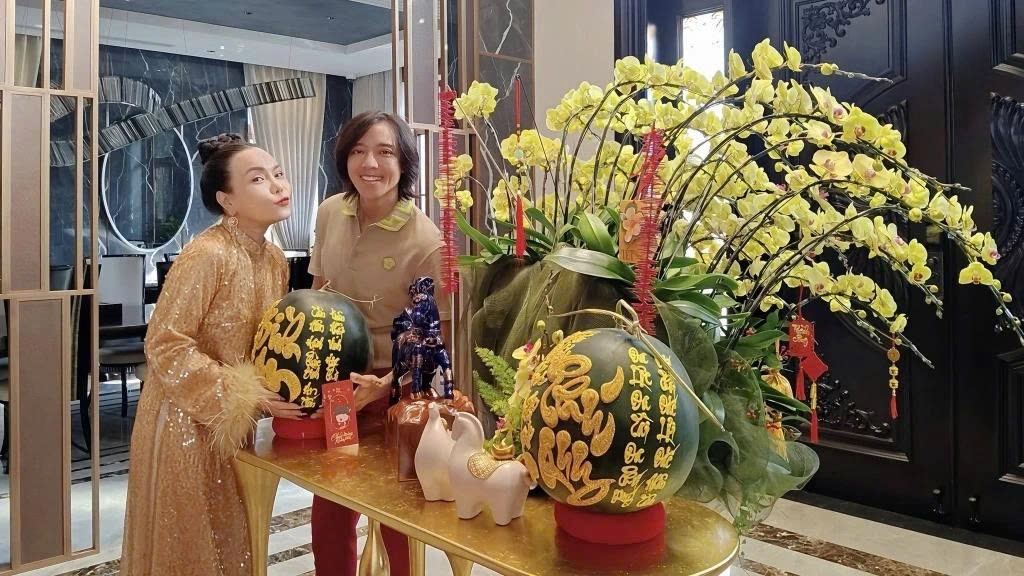 Việt Hương mặc áo dài khi đi chúc Tết người thân. Năm nay, nghệ sĩ kín lịch chạy show ngày Tết. Lịch trình bận rộn nhưng Việt Hương vẫn cố gắng cân bằng thời gian để ở bên gia đình.