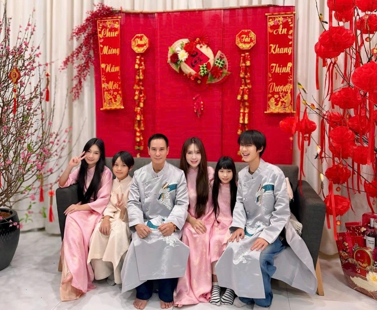 Gia đình Lý Hải - Minh Hà đón xuân Bính Ngọ bên 4 con trong ngôi nhà trang trí sắc đỏ chủ đạo. Cả nhà tạo dáng với áo dài khi chụp ảnh.