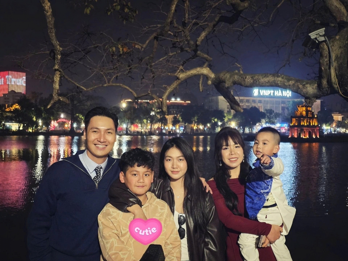 Diễn viên Mạnh Trường chia sẻ khoảnh khắc đầm ấm, giản dị bên gia đình. Anh cùng vợ và các con dạo chơi Hồ Gươm.
