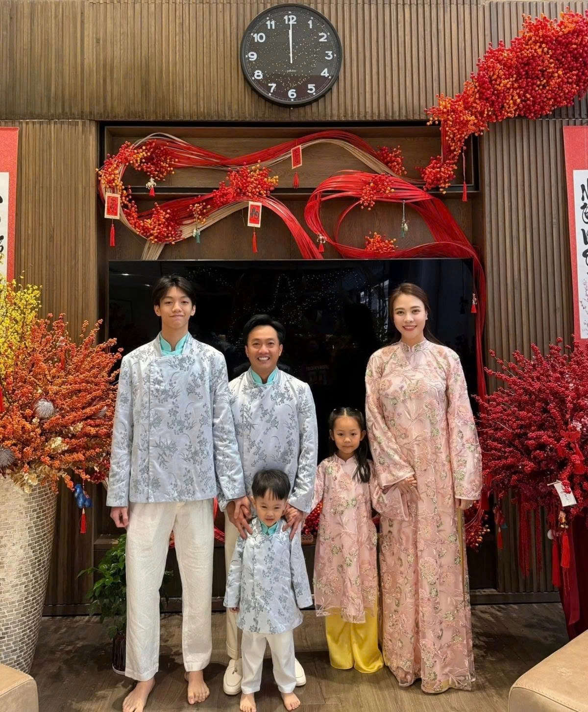 Đàm Thu Trang và con gái - bé Suchin diện áo dài đôi, còn ba bố con Cường Đô La mặc đồng điệu với trang phục thêu họa tiết hoa.