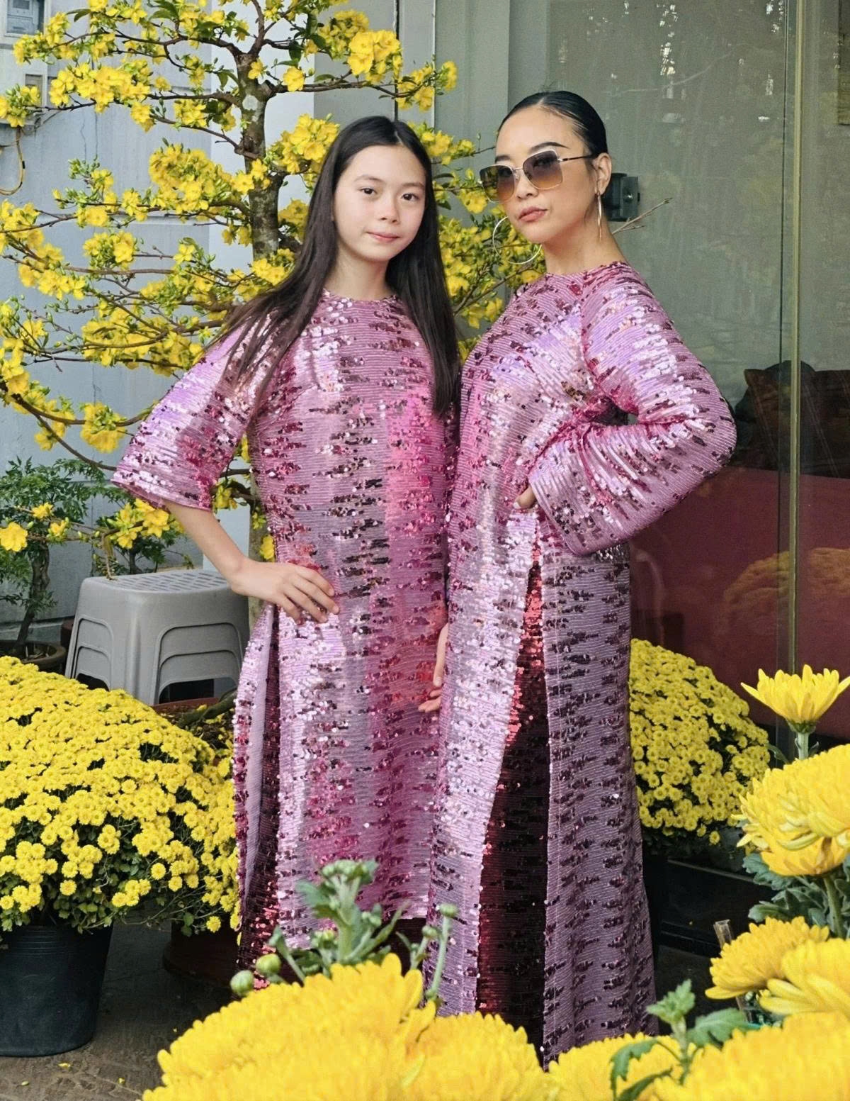 Ca sĩ Đoan Trang và con gái diện áo dài đồng điệu đi thăm họ hàng vào dịp Tết Bính Ngọ.