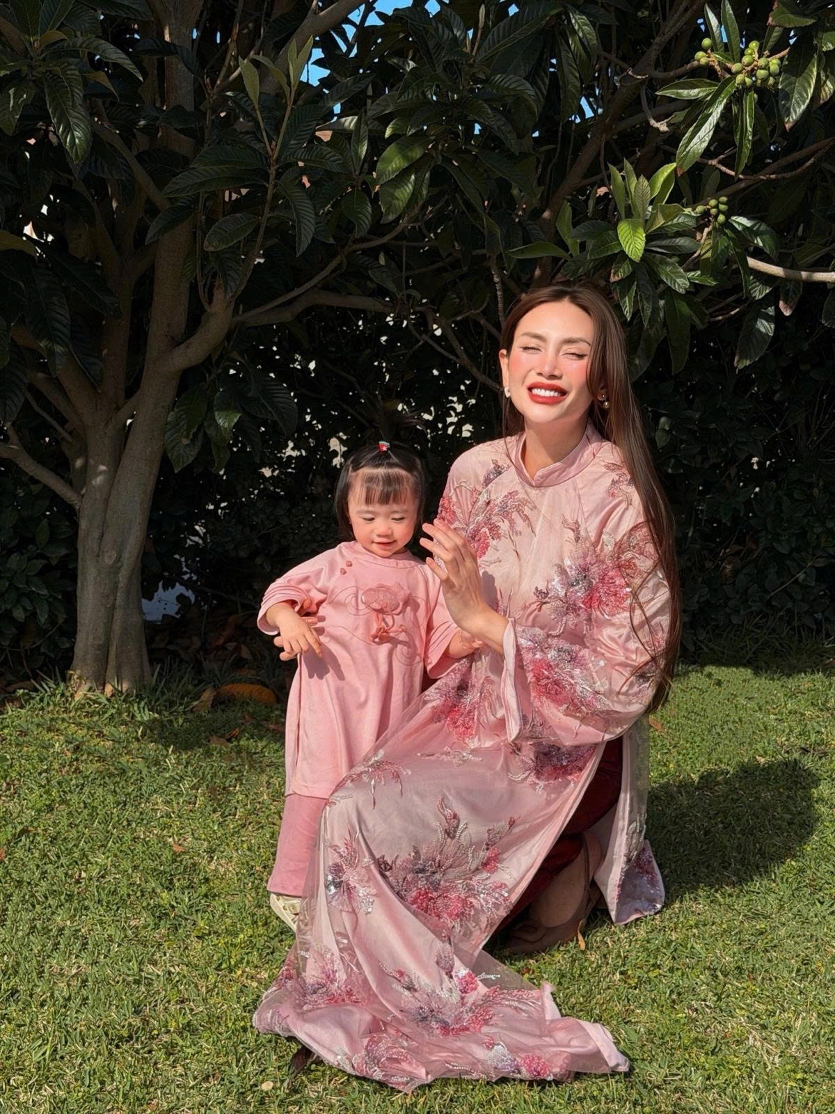 Siêu mẫu Võ Hoàng Yến đưa con gái sang Mỹ sum họp ông xã Việt kiều nhân dịp Tết Nguyên đán. Người đẹp cùng con gái diện áo dài, tạo dáng để ông xã ghi lại những khoảnh khắc đầu năm trong vườn nhà.