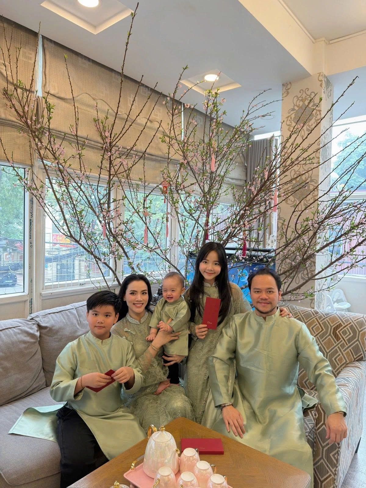 Diễn viên Trang Nhung, đạo diễn Hoàng Duy đón năm mới bên ba con ở Hà Nội. Cả nhà diện áo dài chụp ảnh - thói quen được họ gìn giữ trong nhiều năm qua.