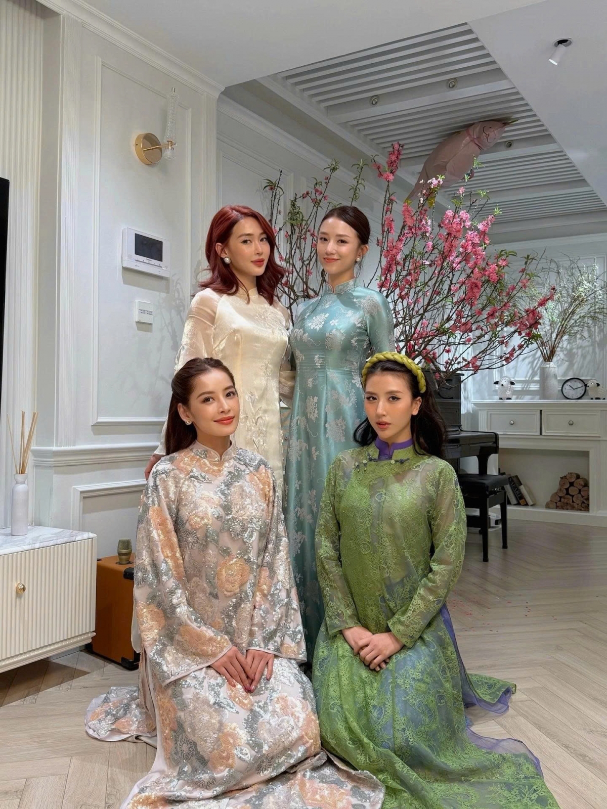 Salim đăng tải loạt ảnh hội ngộ Chi Pu, Quỳnh Anh Shyn, Sun HT trong dịp Tết Bính Ngọ. Các thành viên đều diện áo dài, lưu lại nhiều khoảnh khắc đáng nhớ.