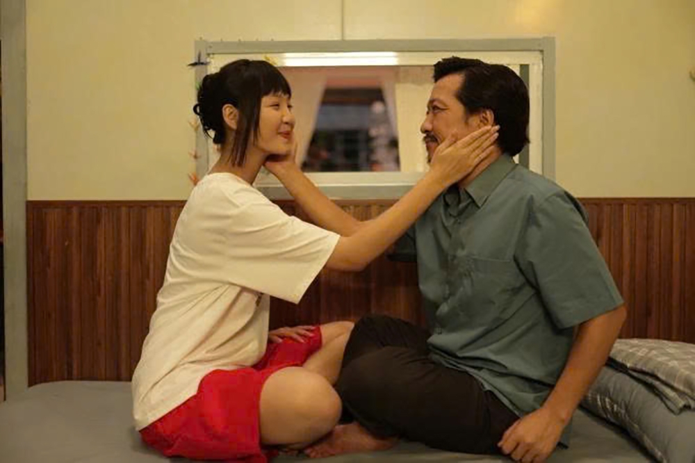 Đoàn Minh Anh (trái) và Trường Giang vào vai hai cha con trong "Nhà ba tôi một phòng". Ảnh: ĐPCC