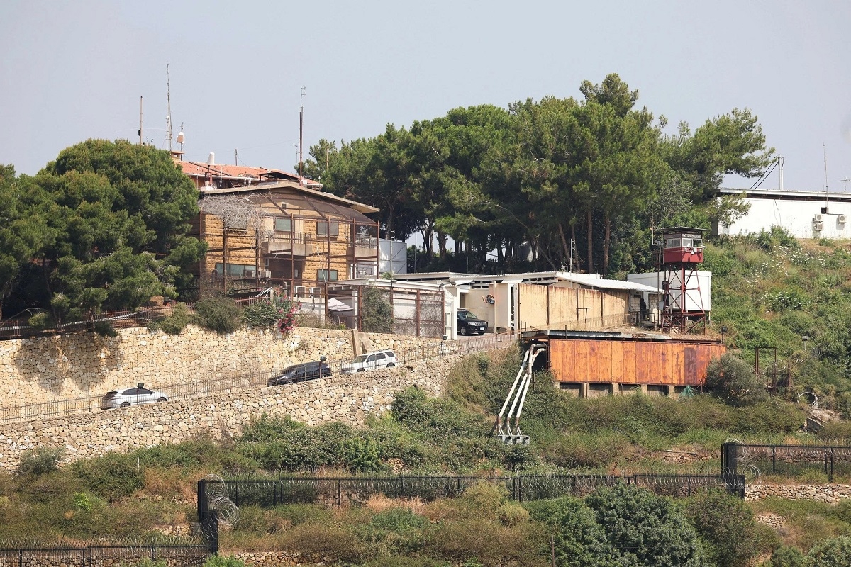Tháp canh tại Đại sứ quán Mỹ ở Awkar, Lebanon. Ảnh: Reuters