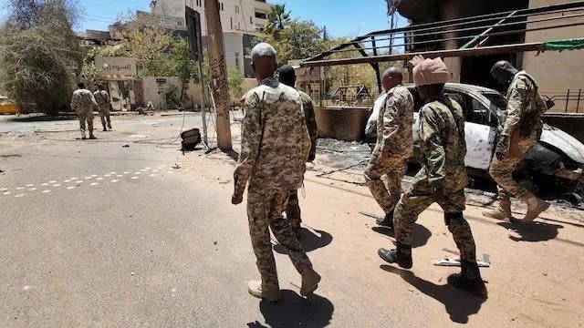 Những người lính của quân đội Sudan đang di chuyển. (Ảnh: Reuters)