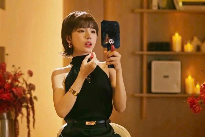 Tạo hình của Lyly với vai chị "Bờ Vai" Hải Linh trong "Thỏ ơi!!". Ảnh: ĐPCC