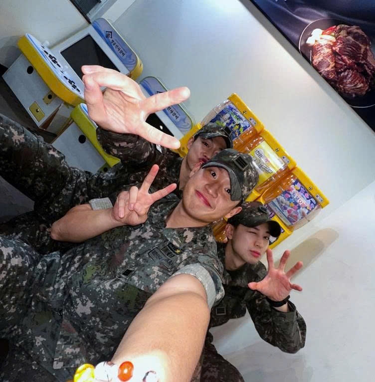 Song Yun-hyeong chia sẻ hình ảnh khi tham gia nghĩa vụ quân sự.