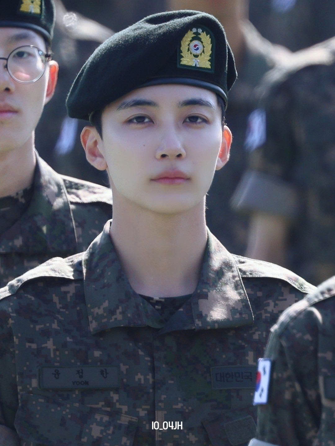 Jeonghan trong quân phục giản dị và gương mặt mộc vẫn tỏa sáng.