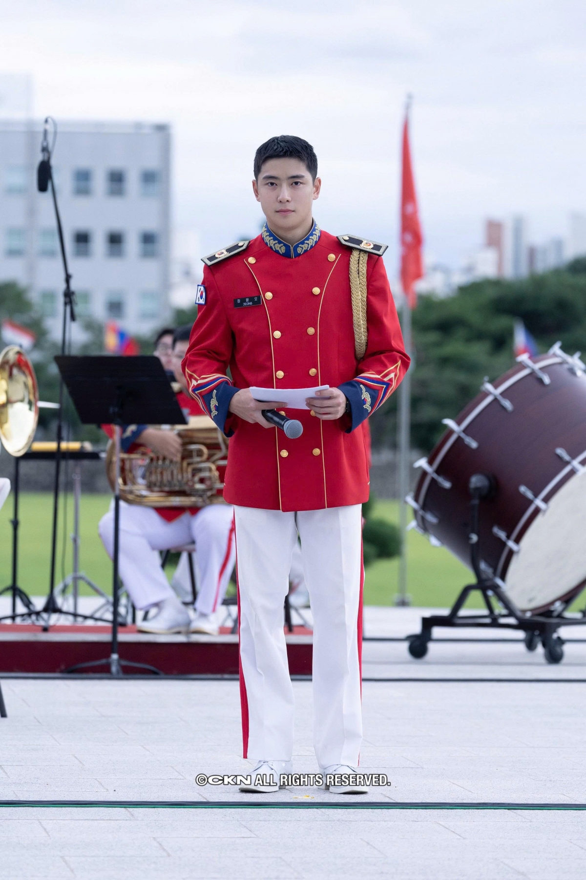 Là một trong những visual hàng đầu của hội 97-line Kpop, đồng thời là hot member của NCT 127, Jaehyun vốn đã nổi tiếng với gương mặt điển trai chuẩn nam thần.