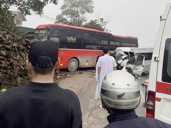 Vụ va chạm khiến vợ tài xế xe 16 chỗ tử vong tại chỗ.