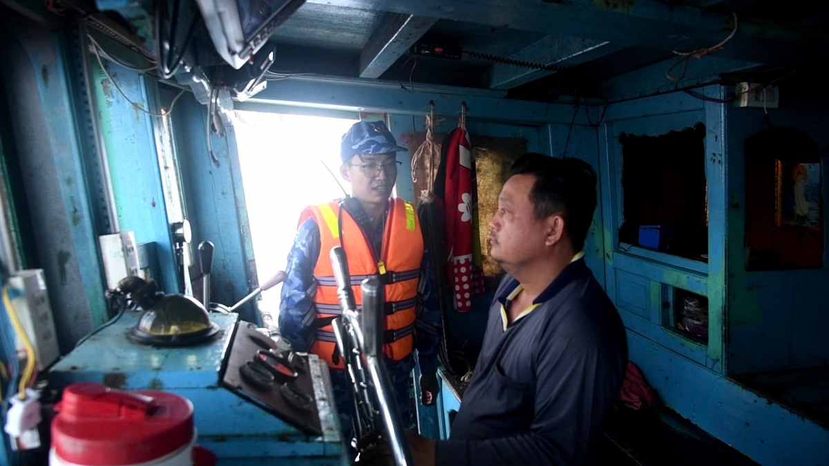 Lực lượng chức năng Bộ Tư lệnh Vùng Cảnh sát biển 4 kiểm tra tàu cá KG 92574-TS.