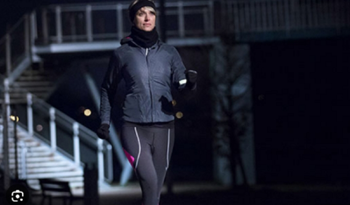 Đi bộ buổi tối phù hợp với những người bận rộn.