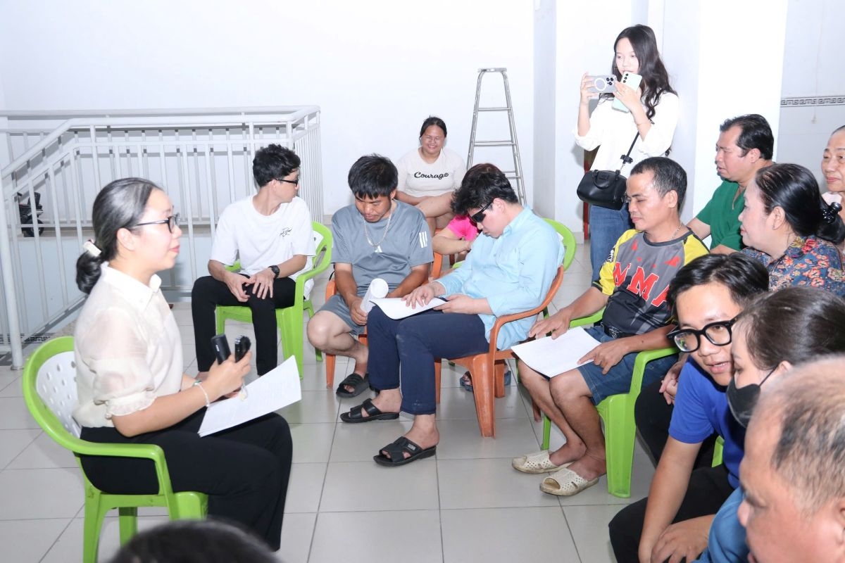 Cử tri khiếm thị tại phường Bình Thạnh (TP.HCM) tham gia buổi tuyên truyền về bầu cử đại biểu Quốc hội và HĐND các cấp nhiệm kỳ 2026-2031