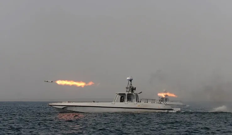 Một tàu chở dầu bị tấn công ngoài khơi Musandam thuộc eo biển Hormuz (Ảnh: AP)