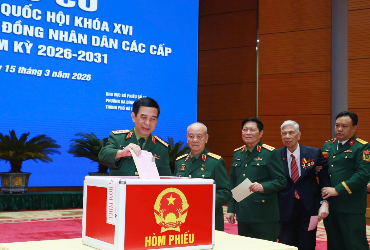 Bộ trưởng Phan Văn Giang cùng các nguyên lãnh đạo Bộ Quốc phòng, lãnh đạo Bộ Tổng Tham mưu, cán bộ lão thành cách mạng bỏ phiếu bầu cử