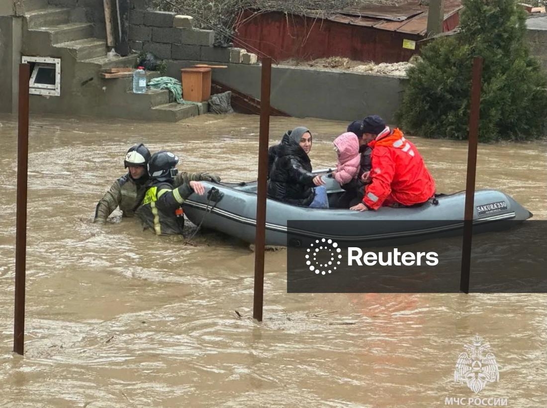 Các cơ quan chức năng di dời người dân khỏi nơi nguy hiểm. Ảnh Reuters.