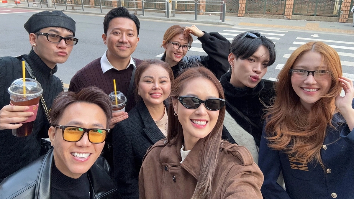 Hari Won đưa ông xã Trấn Thành cùng nhóm bạn thân, gồm Lê Giang, Uyển Ân và vợ chồng Anh Đức, dạo phố tại quê hương Hàn Quốc của cô.