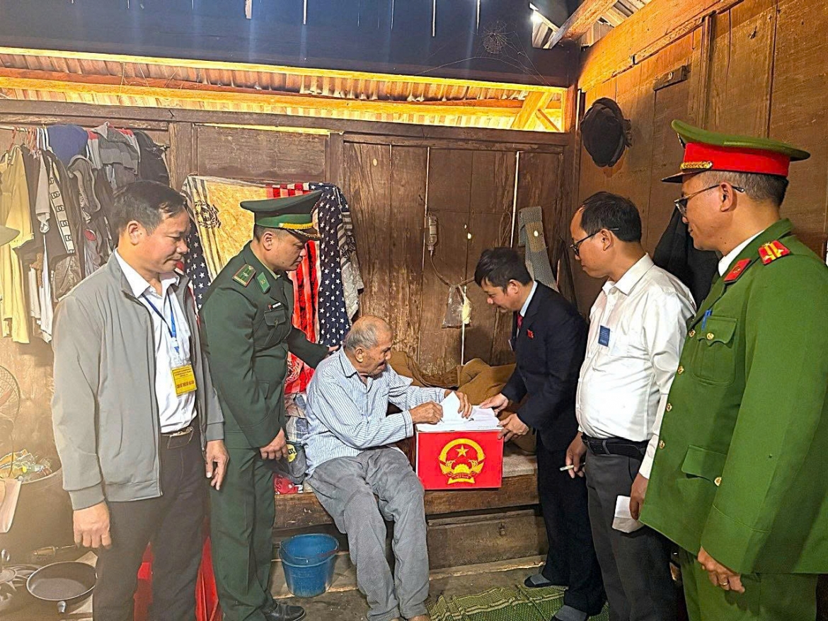 Tổ bầu cử mang hòm phiếu phụ đến tận nhà để một cử tri cao tuổi thực hiện quyền bầu cử đại biểu Quốc hội khóa XVI và đại biểu HĐND các cấp nhiệm kỳ 2026–2031, bảo đảm mọi công dân đều được tham gia ngày hội toàn dân.