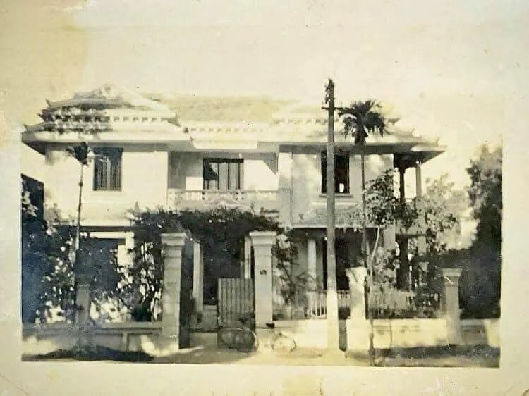 Ảnh ngôi nhà trước khi cho thuê, 2 cổng chính và hàng rào sắt vẫn được giữ nguyên cho đến hôm nay